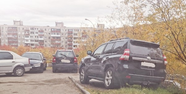 Парковка в одном из мурманских дворов возмутила северян Парковка