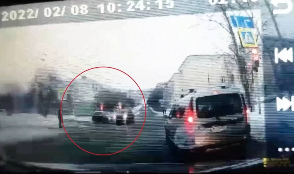 Момент столкновения на перекрестке в Мурманске попал на видео Авария
