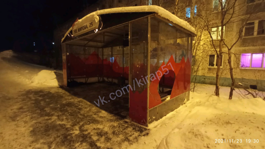 Неизвестные разгромили остановку в Мурманской области Остановка