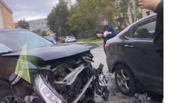 Водители встали в пробке из-за аварии в центре Мурманска Авария