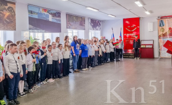 Школьники с волонтерами делали цветы ко Дню Победы
