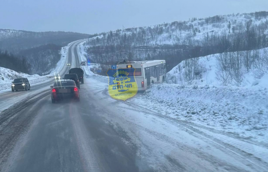 Пассажирский автобус съехал в кювет на трассе в Мурманской области Авария