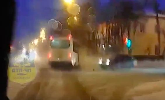 Момент жесткой аварии с участием маршрутки в Мурманске попал на видео Момент жесткой аварии с участием маршрутки в Мурманске попал на видео