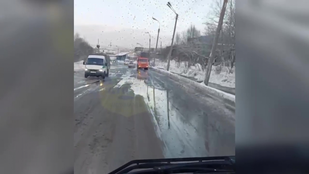 Затопило дорогу в Мурманске