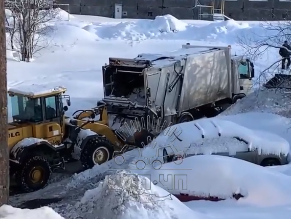 Застрявший трактор Мусоровоз