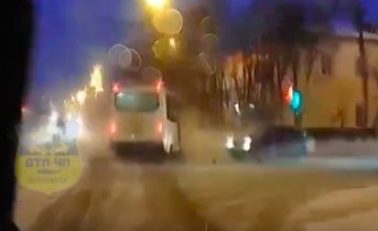 Момент жесткой аварии с участием маршрутки в Мурманске попал на видео Момент жесткой аварии с участием маршрутки в Мурманске попал на видео