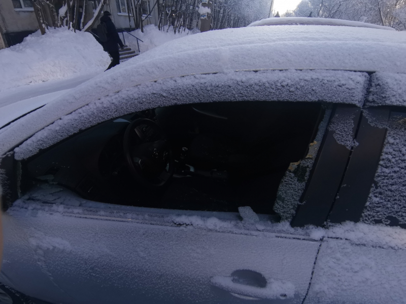 В Мурманске неизвестные разбили автомобиль Автомобиль