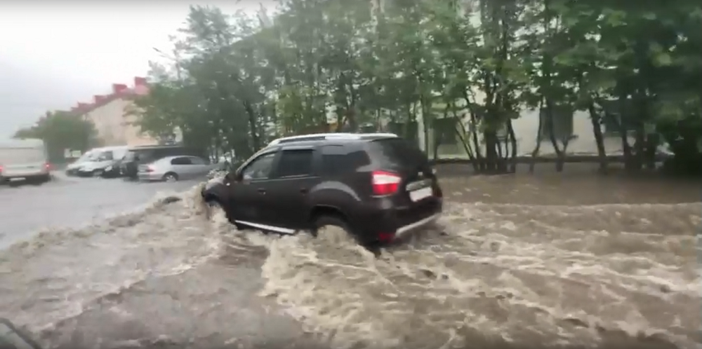 После ливня в Мурманской области затопило улицу Потоп