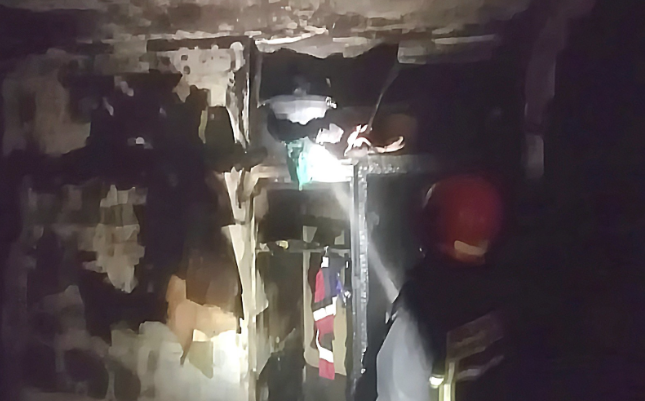 Жилая квартира полыхала в Мурманской области Мурманская область, пожар, квартира, пожарный, темнота