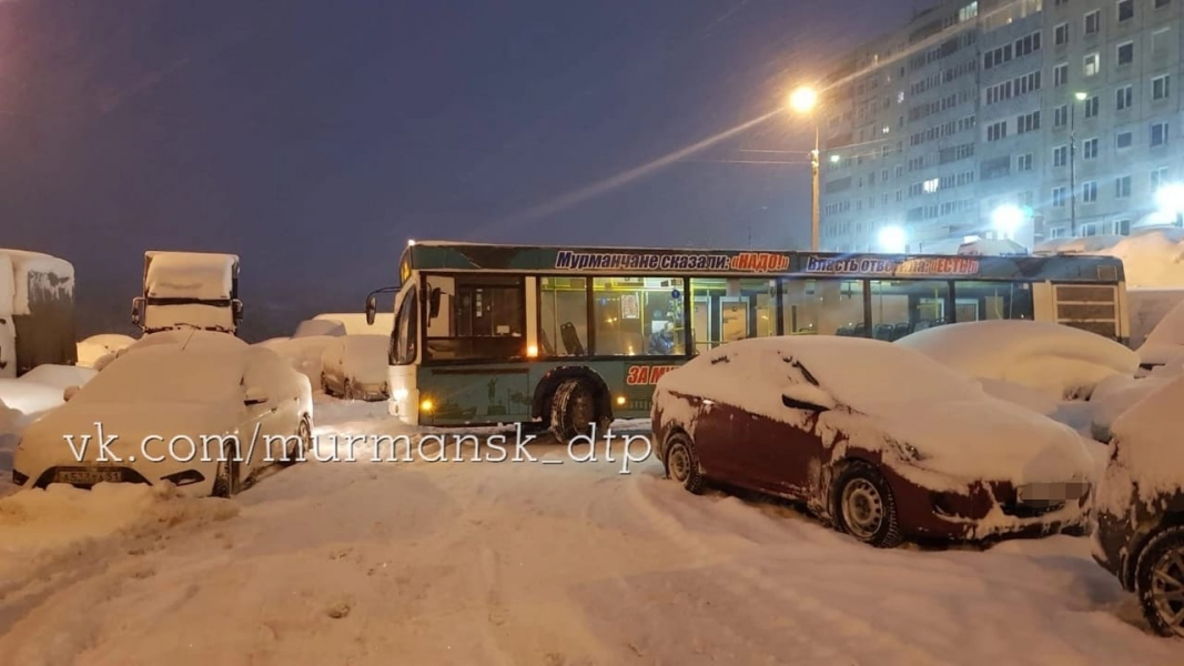 «Из-за припаркованных автомобилей автобусам не развернуться» Автобус