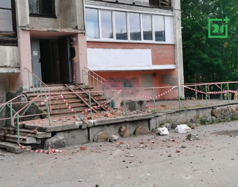 В Мурманске прокомментировали ситуацию с обрушением фасада жилого дома Жилой дом