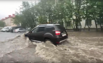 После ливня в Мурманской области затопило улицу Потоп