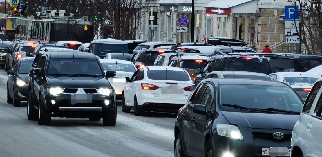 Длинная пробка собралась в центре Мурманска Пробка