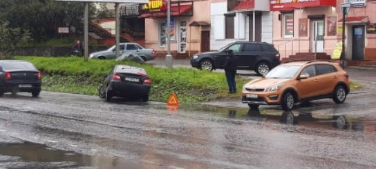 В Североморске автомобиль съехал в кювет ДТП