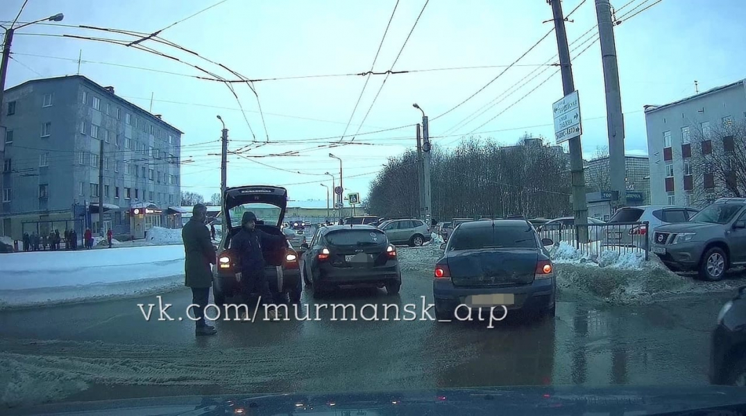 Из-за ДТП в Мурманске собралась большая пробка ДТП