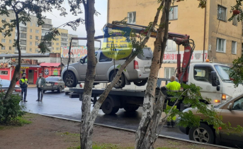 В центре Мурманска массово эвакуируют машины Эвакуация