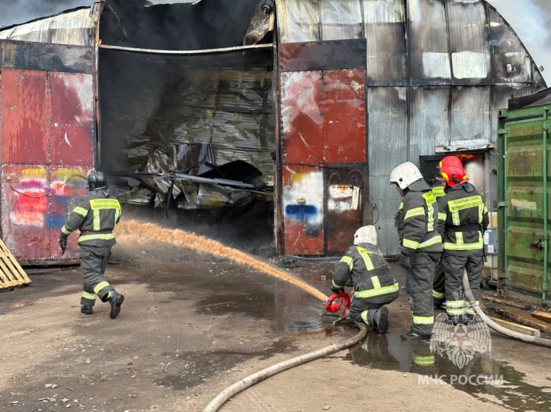 Крупный пожар охватил ангар в Мурманской области Мурманская область