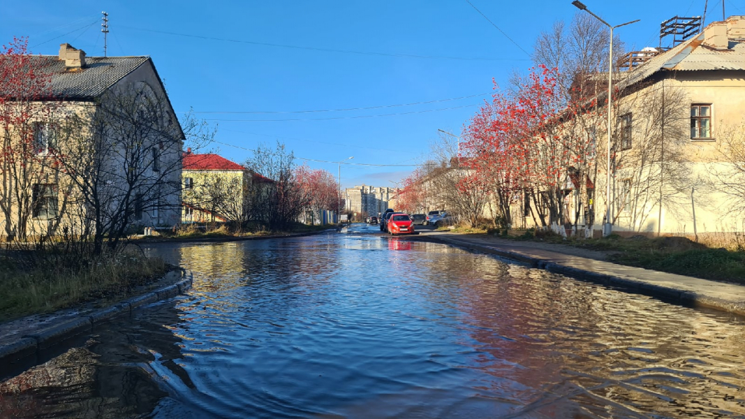 Улица в Североморске превратилась в непроходимую водную преграду Озеро