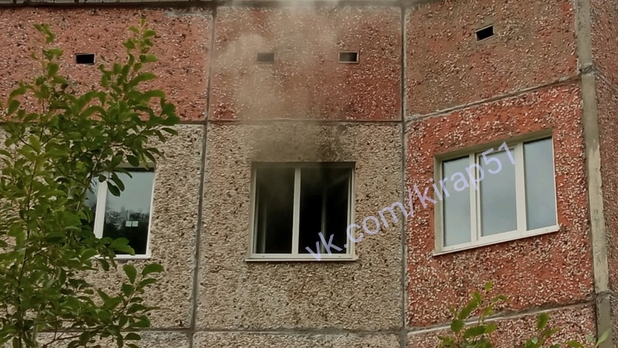 В Мурманской области из-за пожара в квартире спасатели вскрыли дверь Пожар