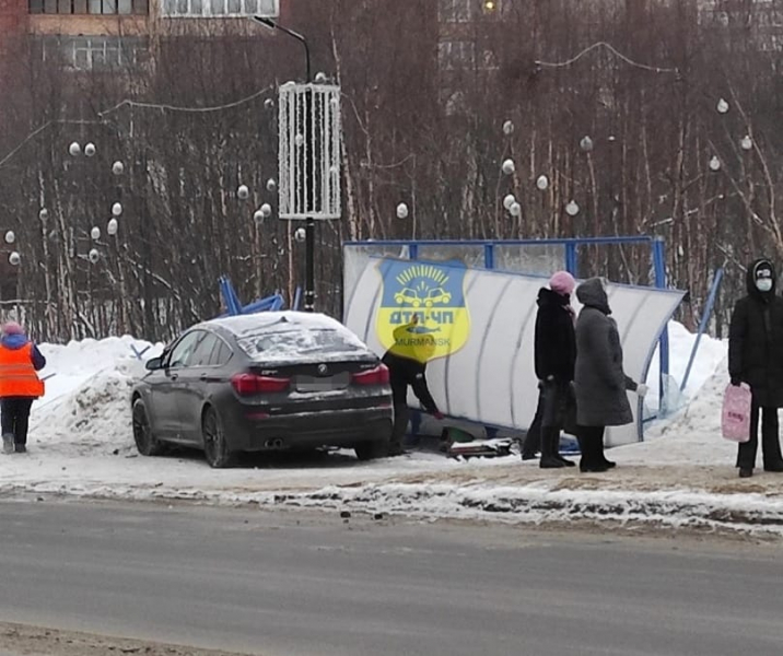 В Мурманске «БМВ» врезался в остановку ДТП
