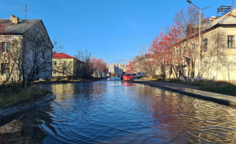 Улица в Североморске превратилась в непроходимую водную преграду Озеро
