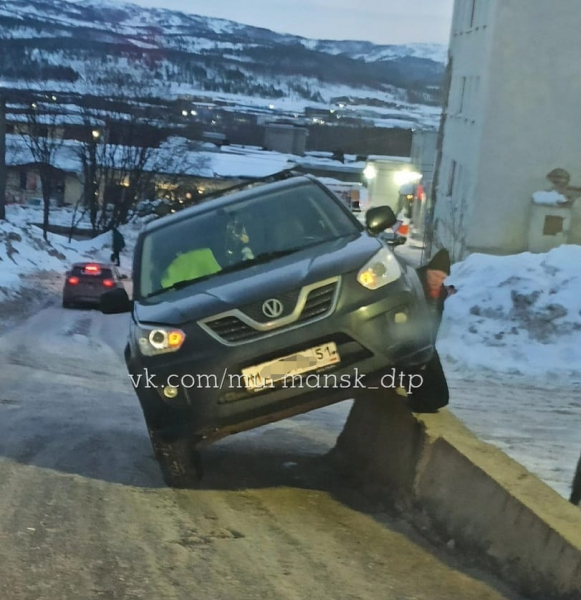 В мурманском дворе автомобилист попал в ловушку ДТП
