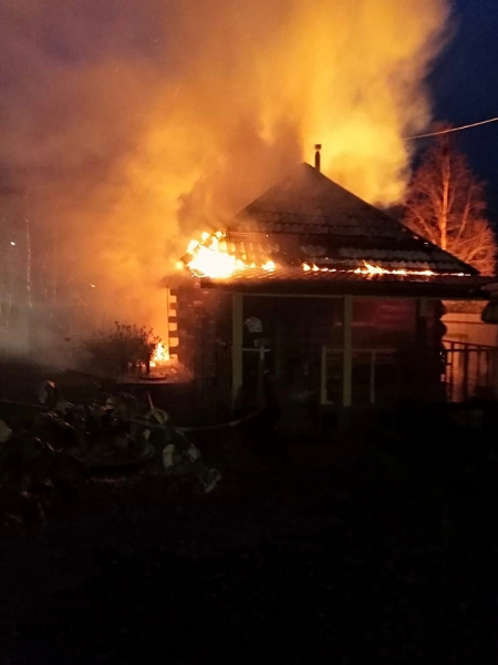 Крупный пожар в Мурманской области уничтожил несколько построек Пожар