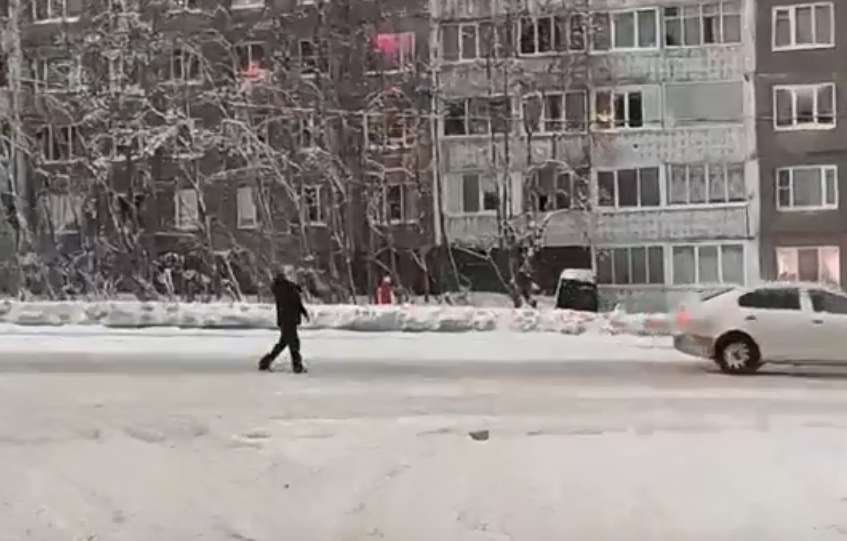 Соцсети: в центре Мурманска неадекватный мужчина ходит по проезжей части Мужчина