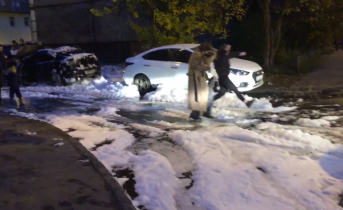 Двор у жилых домов в Мурманске залили пеной Двор