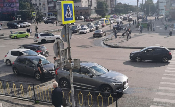 У кинотеатра «Мурманск» столкнулись 4 автомобиля ДТП