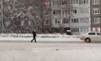Соцсети: в центре Мурманска неадекватный мужчина ходит по проезжей части Мужчина