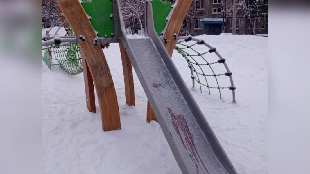 Новые детские площадки в Мурманске изрисовали вандалы Детская площадка
