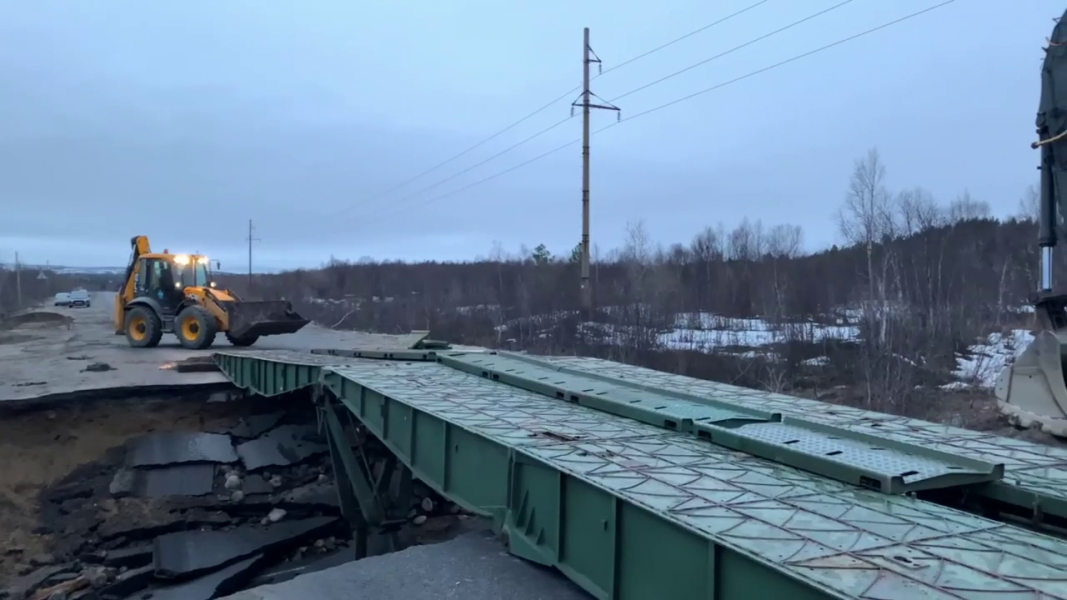 Мост установили в Мурманске Мост