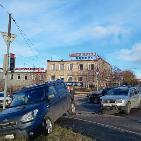 В Мурманске произошло массовое ДТП Машина