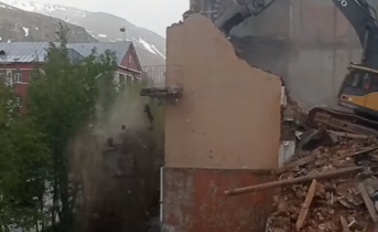 Обрушение балкона на тротуар Балкон