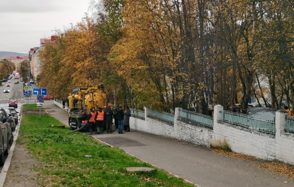 Мощный фонтан забил в центре Мурманска Фонтан