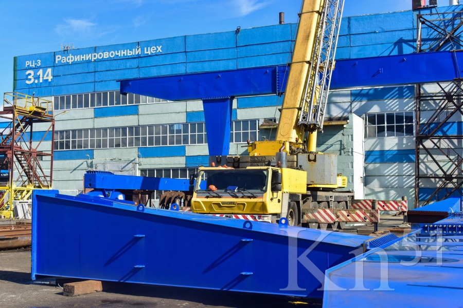Новый козловой кран устанавливают в Кольской ГМК Новый козловой кран устанавливают в Кольской ГМК