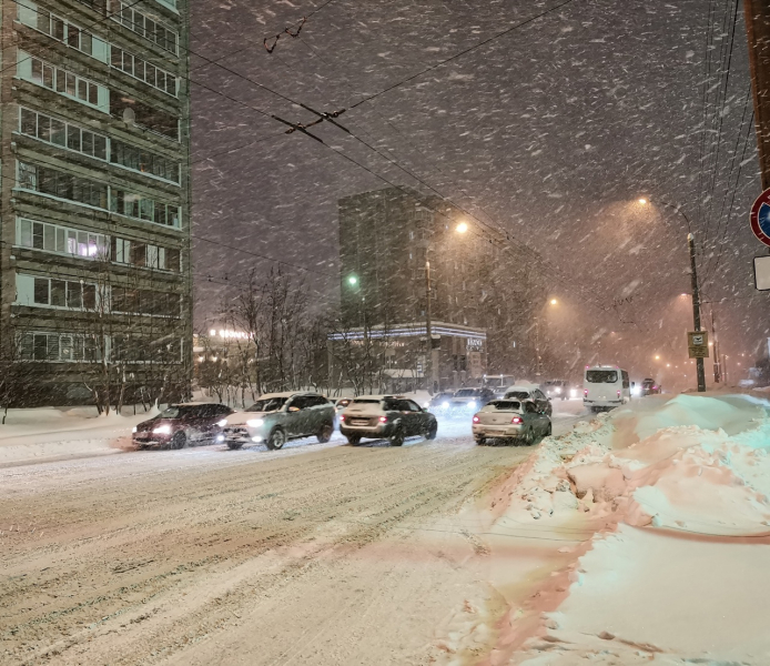 С последствиями снегопада в Мурманске боролись всю ночь Снегопад