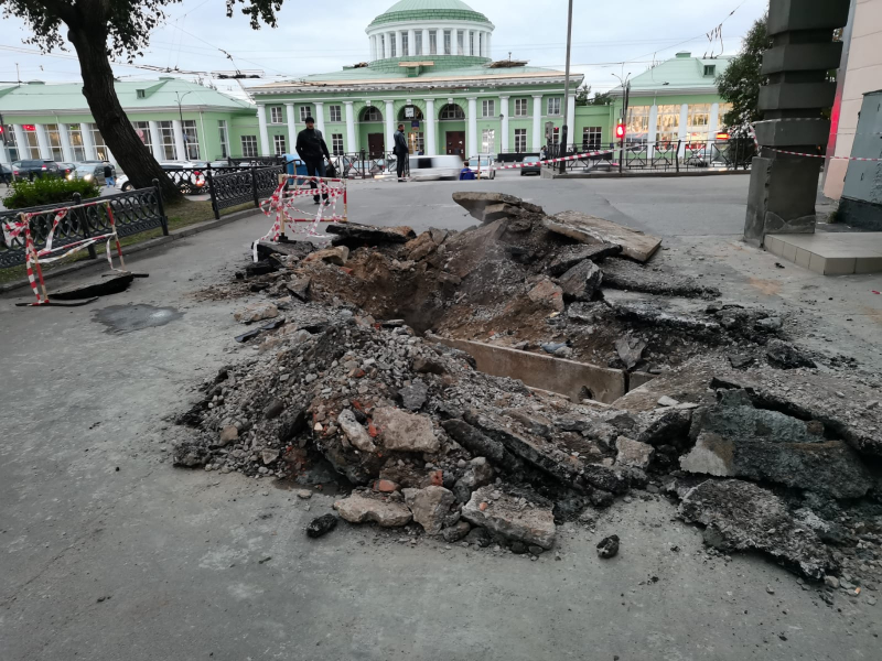 Тротуар в центре Мурманска превратился в опасное место Вскрытый асфальт