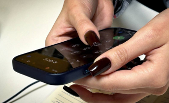 В заполярных пабликах активизировалась сомнительная реклама Телефон в руке