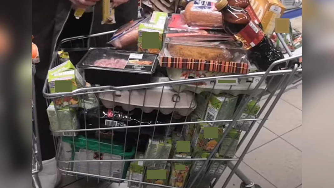 Северянин собрал тележку просроченных продуктов в магазине крупной торговой сети в Мурманске Продуктовая тележка
