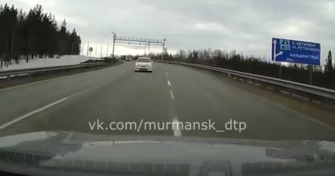 Водитель чудом избежал лобового столкновения на трассе в Мурманске ДТП