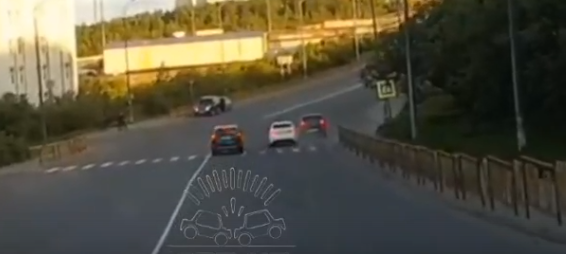 Момент странного ДТП в Мурманске попал на видео Момент странного ДТП в Мурманске попал на видео