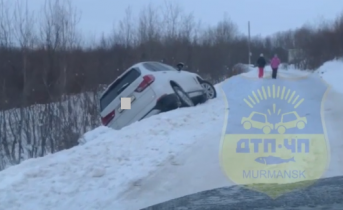 В Мурманске автомобиль вылетел с дороги ДТП