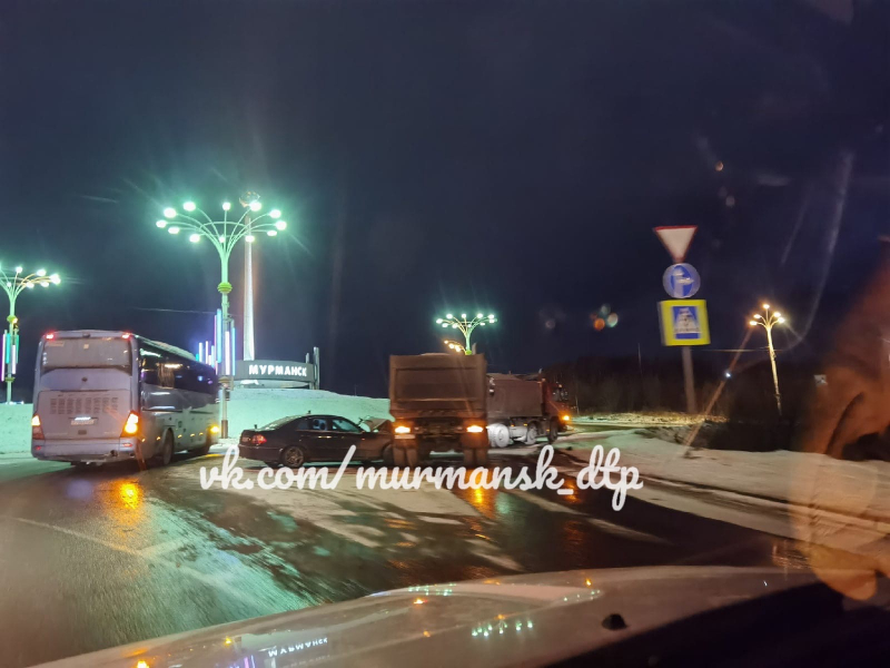На въезде в Мурманск столкнулись «Мерседес» и грузовик ДТП