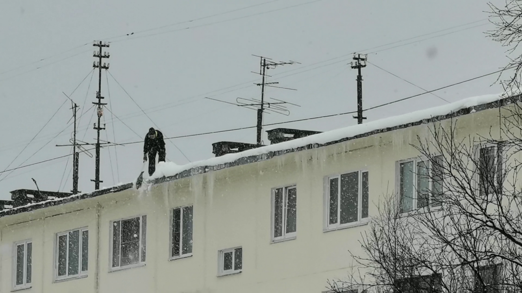 Опасная уборка в центре Мурманска попала на видео Уборка снега