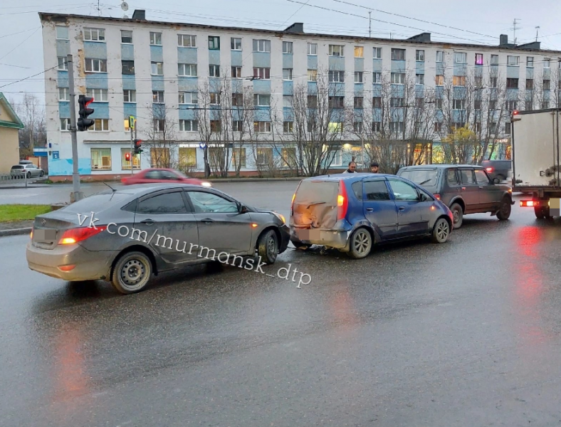 Водители встали в огромной пробке в Мурманске Авария