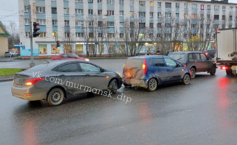 Водители встали в огромной пробке в Мурманске Авария