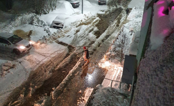 «Никому нет дела». В поселке Мурманской области затопило двор Потоп
