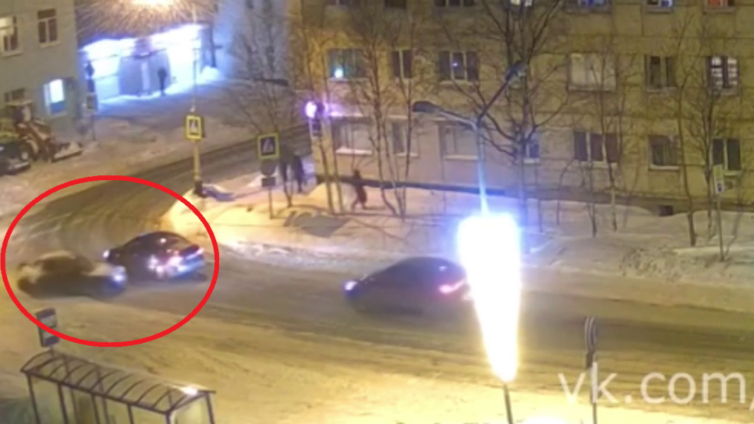 Момент аварии на перекрестке в Мурманске попал на видео Авария
